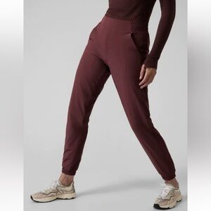 Athleta Brooklyn Lined Stretchy Pockets Burgundy Elastic Joggers Size 10